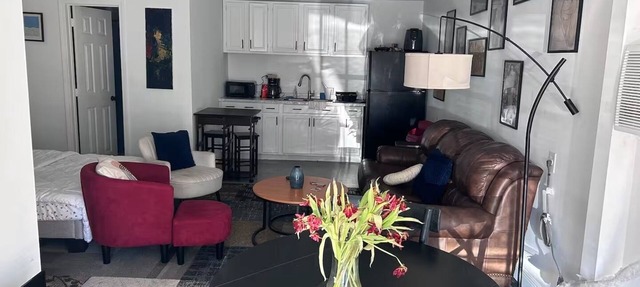 Cozy, safe, centrally located studio