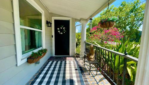 Cozy sanctuary minutes from the bay and beaches