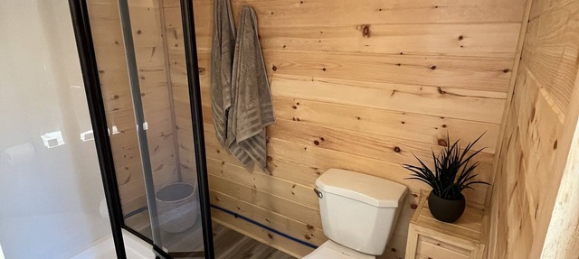 Cozy tiny home, immersed in the forest, overlooking the pond!