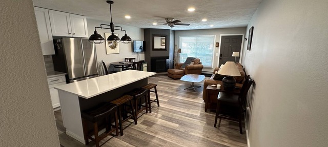Cozy Top Floor Unit, Mountain Views, Sunsets with Biking and Hiking Trail Access