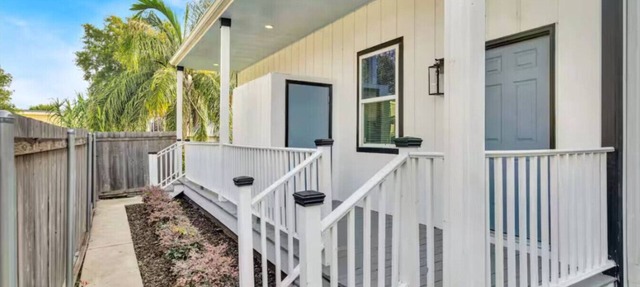 Cozy Uptown 2 Bedroom Home w/3 Beds & Parking