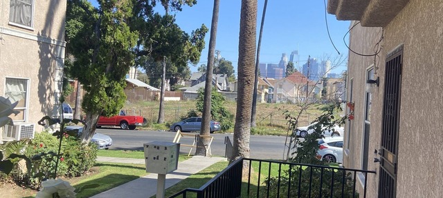CStudio in DTLA with private entrance, courtyards with roses an view of city
