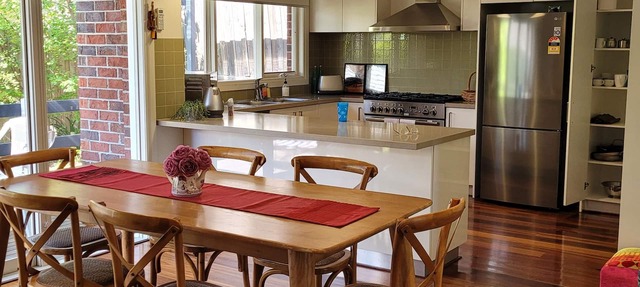 Custom designed spacious luxury home with modern amenities in Kew, 7km to city.