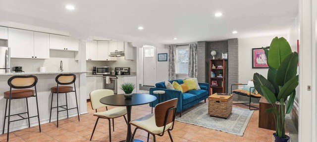 Cute 2 Bedroom Close to Streetcar & Restaurants
