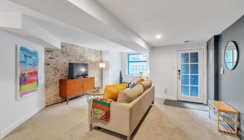 Cute and Charming 1BR in Fantastic Location townhouse