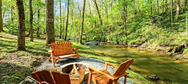 Cute Creekfront, rustic, hot tub, pet friendly-fenced yard, screened porch