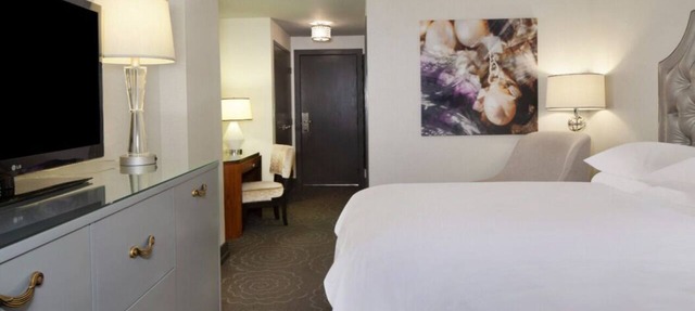 Dazzling Downtown Stay Near Riverwalk & Museums | 4 Amazing Rooms