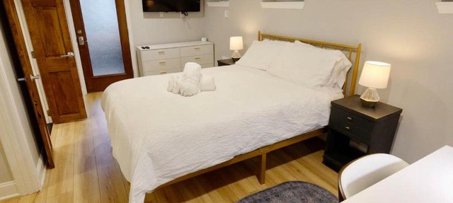 DC Beckons Darling Apt Sleeps 4