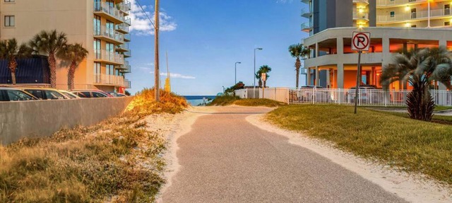 Deeded Beach Access- 10 min Walk to Hangout