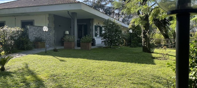 Delightful stylish house with private romantic garden