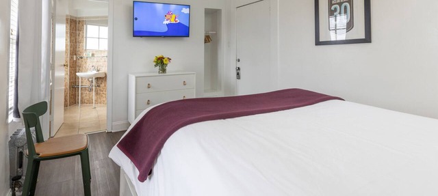 Deluxe Queen Room with View and Ensuite Bath