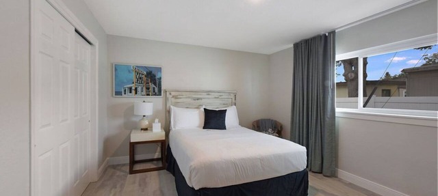 Deluxe Room with Queen Bed and Kitchenette