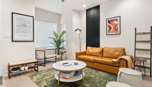 Designer 3-Bedroom Home with King Bed, Family-Friendly, Columbia Heights