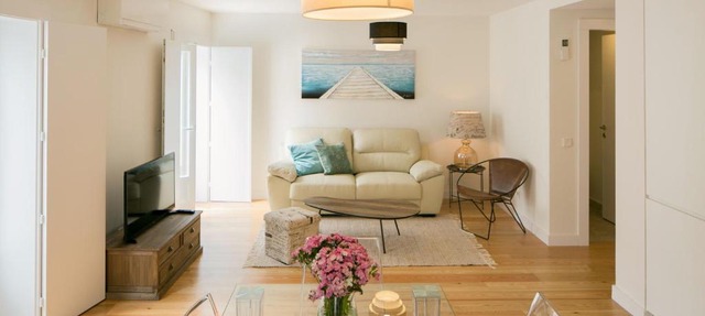 Designer Apartment with Pool by LovelyStay