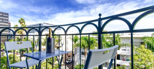 Designer Penthouse 2 Bedroom with Balcony Beverly Hills Adjacent