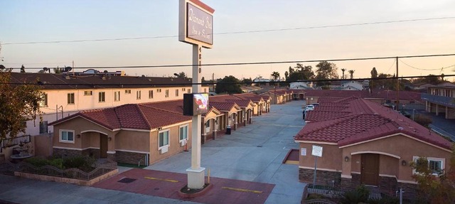 Diamond Bell Inn & Suites