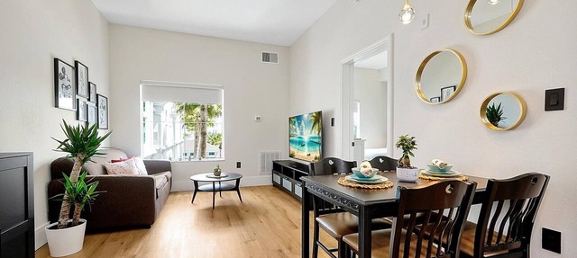 Disney/Universal FREE SHUTTLES, Free Parking, 2 Queens + 1 Sofa Bed