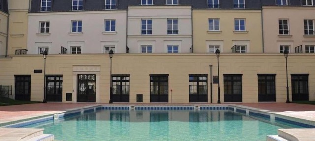 Disneyland Deluxe flat, outside pool, Climatisation, 1 min to Disney Parks