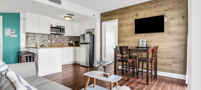Dog-friendly condo with a kitchenette, AC, pools, hot tubs, tennis, & gym
