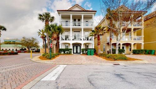 Dog-friendly home near beach with pool access two balconies wet bar & WD