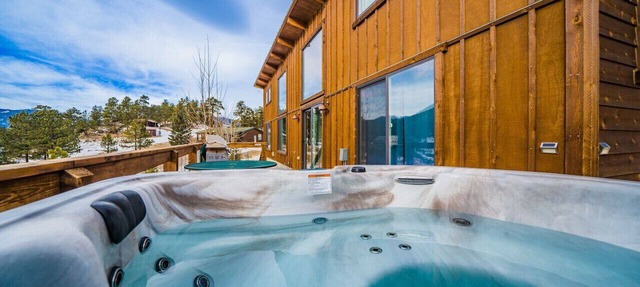 Dogs OK! Hot tub, king bed, views, & EV charger!