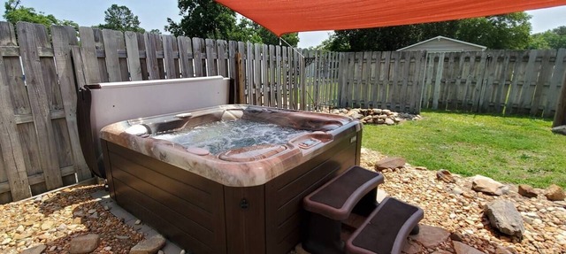 Doodlebug Cottage ~ Pool + Hot Tub Oasis + Close to I-95
