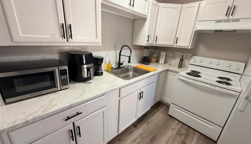 Downtown Apt 5 Min Walk to Downtown - Free Parking