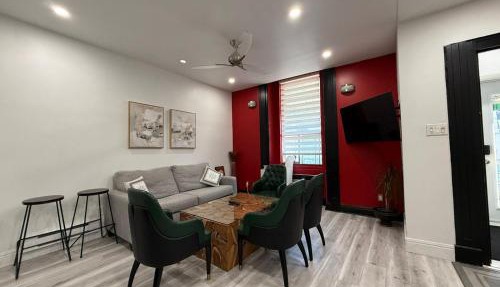 Downtown Private Room & Workspace Metros Sherbrooke & Berri! Fast Wifi!