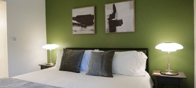 Downtown Studio: Urban Comfort