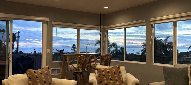 Downtown Ventura, ocean view,1 car garage, pet friendly