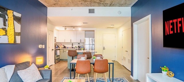 DT PHX Apt| Pool, Gym, Parking & Balcony