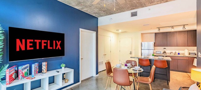 DT PHX Getaway with Balcony | Gym + Pool + Parking