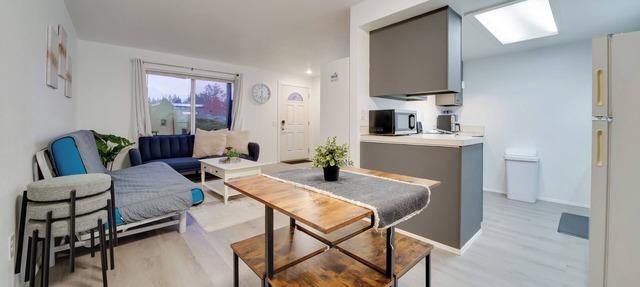 Duplex Group Getaway 3 Mi to Dtwn Bellevue!