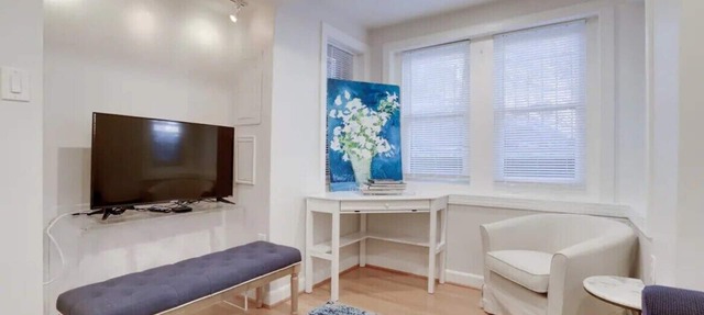 Dupont: Pet-friendly+Metro+42"Roku+Desk+FAST Wi-Fi