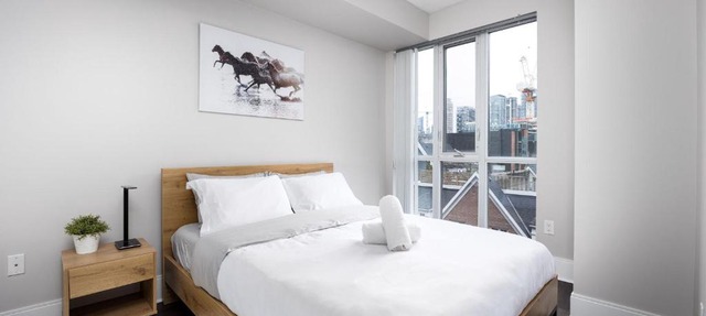 DWTN Condo Near CN Tower!