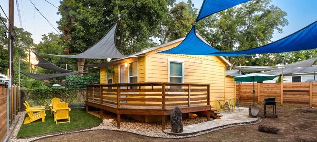 East Austin Bungalow w BBQ Firepit Fun Yard