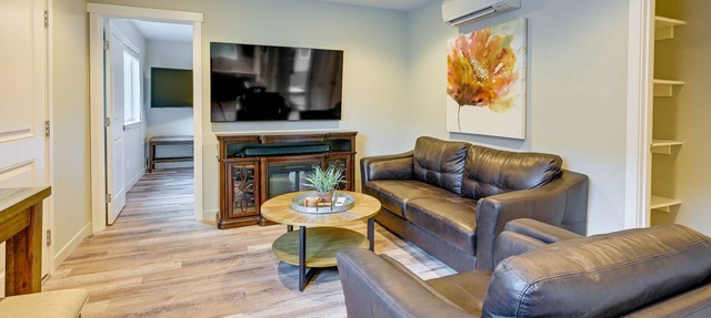 Easy Commuting! Modern SeaTac Unit w/Fireplace