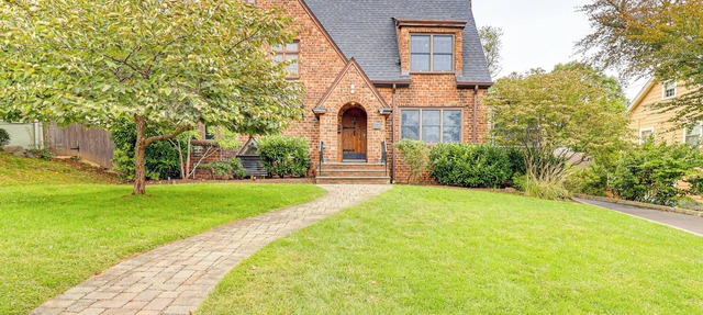 Easy Train Access to NYC! Elegant Family Retreat