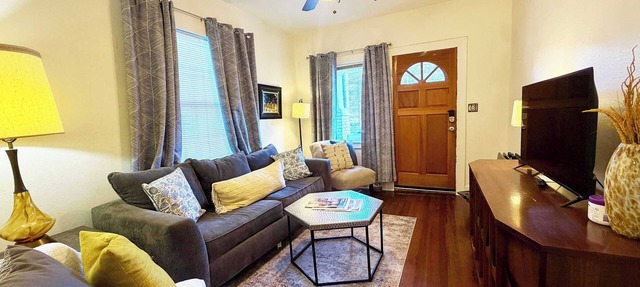 Eclectic 2 bedroom Apartment Uptown