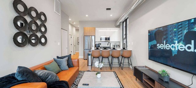Edgewater Gem by the Lake! 2BR with Parking & Gym