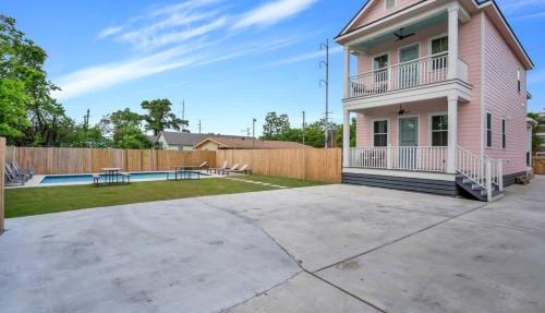 Elegant 4bd with Pool and Off Street Parking