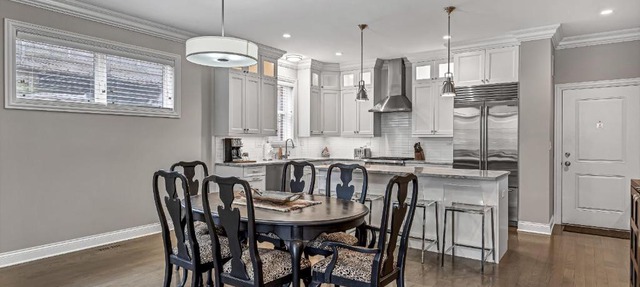 Elegant Condo-Steps from Wrigley Field, 32 Nights condo