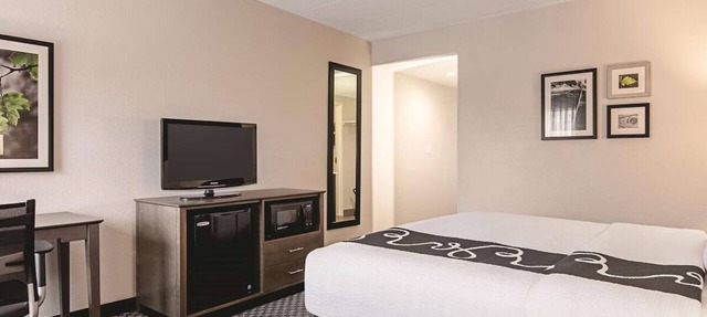 Elegant King Suite, La Quinta Portland, Downtown Proximity, Free Breakfast