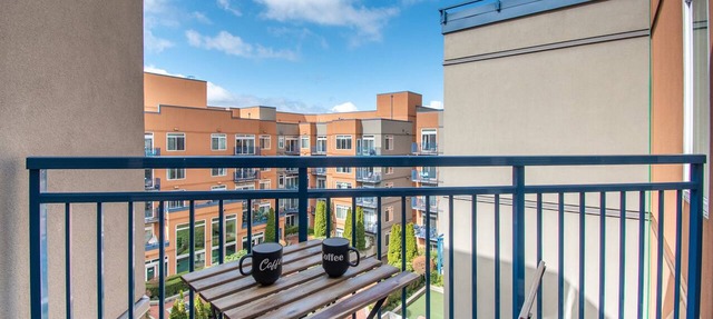 Elegant Penthouse Studio with Parking!