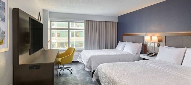 Elegant Stay: Steps From Capital One Arena & National Mall! On-site Bar