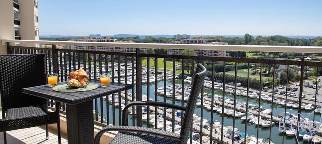 ELEGANT STUDIO WITH MARINA, SEA AND ESTEREL VIEW, SWIMMING POOL, HIGH FLOOR