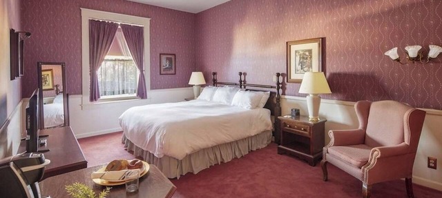 Elegant Suite Near Charles M. Schulz Museum – Perfect for Couples + Wine Lovers