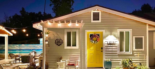 Elmo Hideout, a cozy MOVIE house W/4K projector