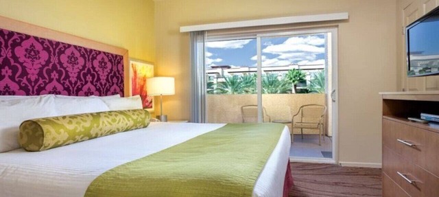 Enjoy Las Vegas Blvd with the Family in 2BD condo with resort lazy river