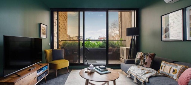 Evergreen Oasis - Poolside Living on Stanley Street
